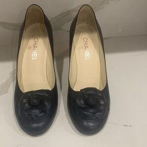 Chanel pumps 40.5 size navy pre owned